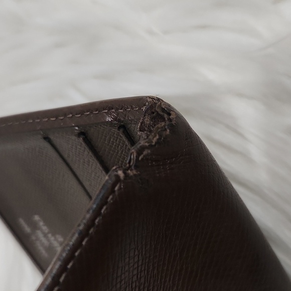 Louis Vuitton Men's Taiga Leather  BifoldWallet Pre Owned - Picture 3 of 8